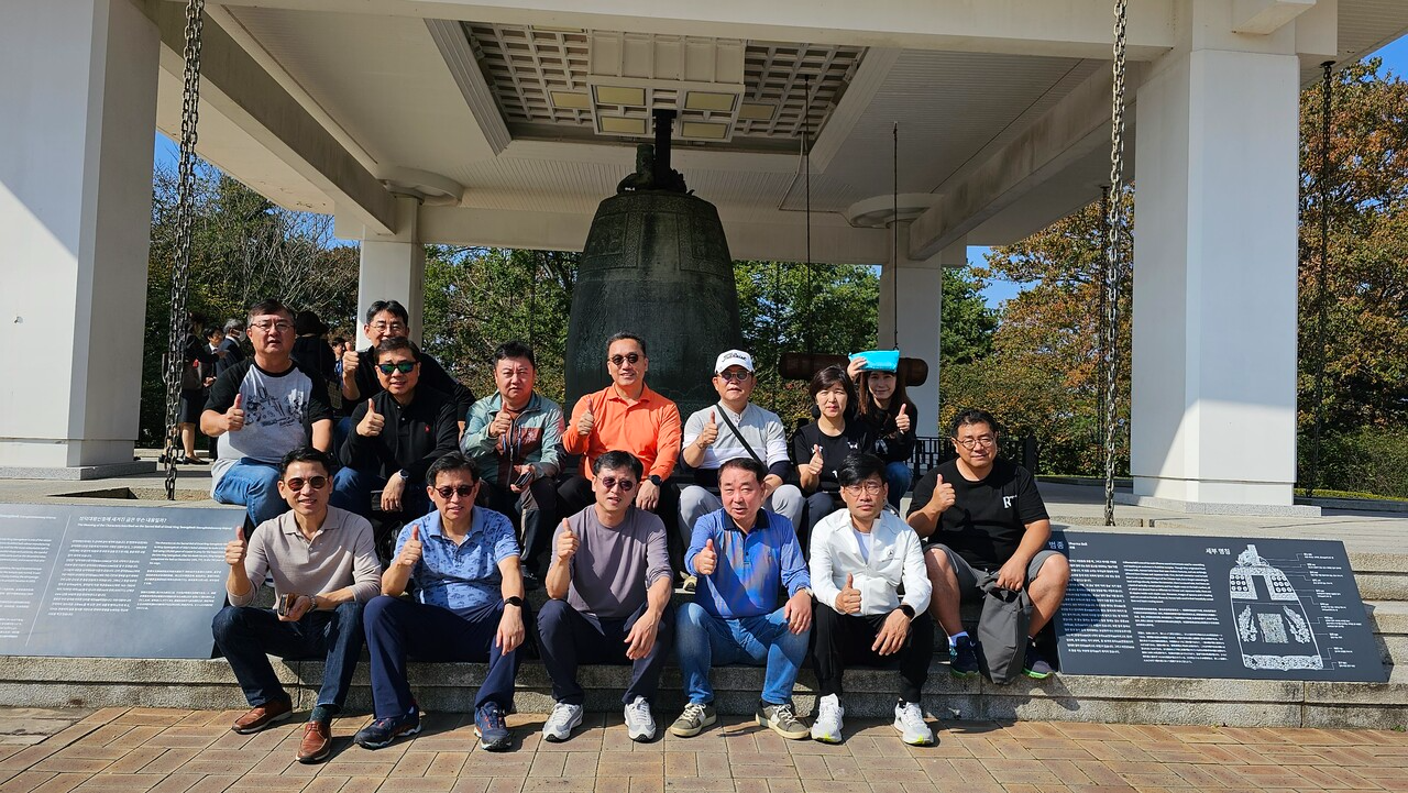 프로핸즈코리아(주) 임직원들이 단합 워크숍에서 기념 촬영을 하고 있다. 현장 중심의 조직문화를 중시하는 프로핸즈코리아는 정기적인 워크숍과 소통 프로그램을 통해 구성원 간 신뢰와 협력을 강화하고 있다.